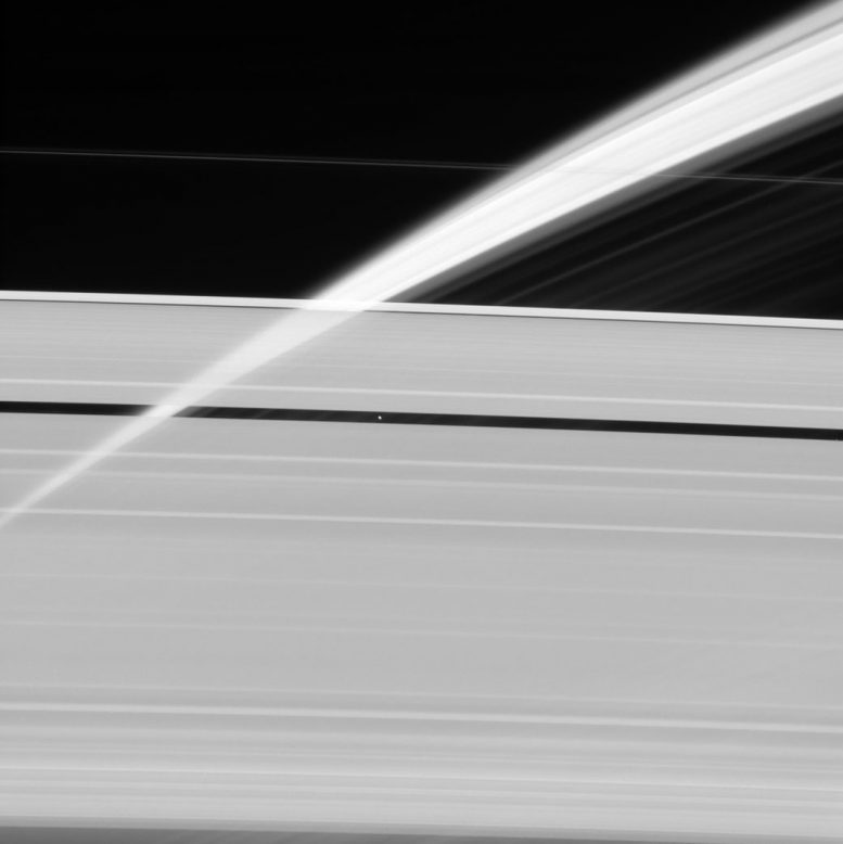 Cassini图像的土星冰冷的戒指