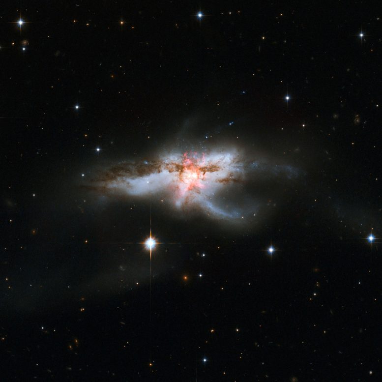 Alma图像来自发光星系NGC 6240的分子流出