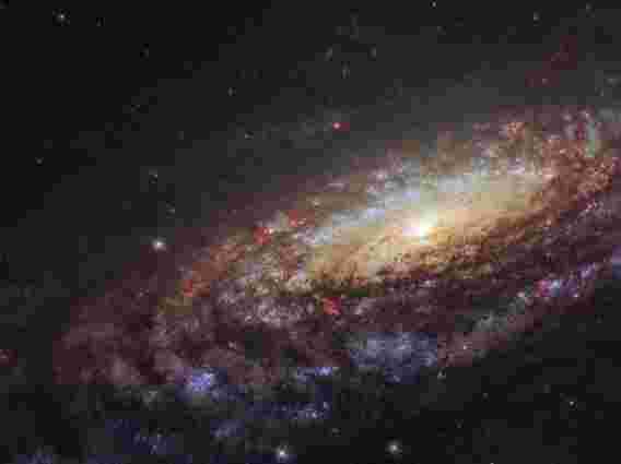 螺旋星系NGC 7331的令人叹为观止的哈勃图像
