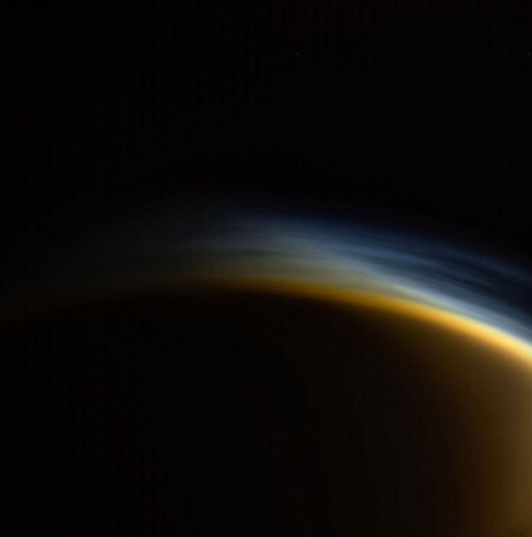 泰坦高层大气中暮色阴霾的Cassini图像