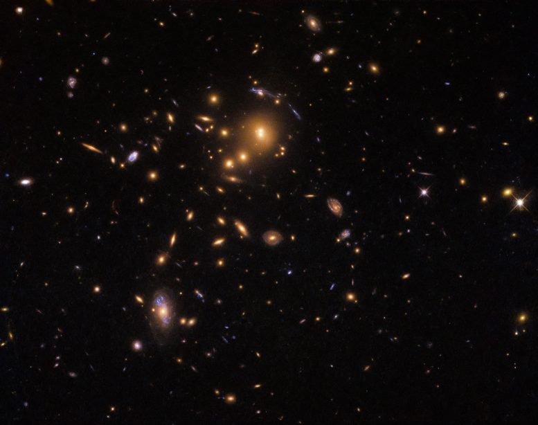 哈勃使用引力镜头来查看Galaxy Cluster SDSS J0915 + 3826