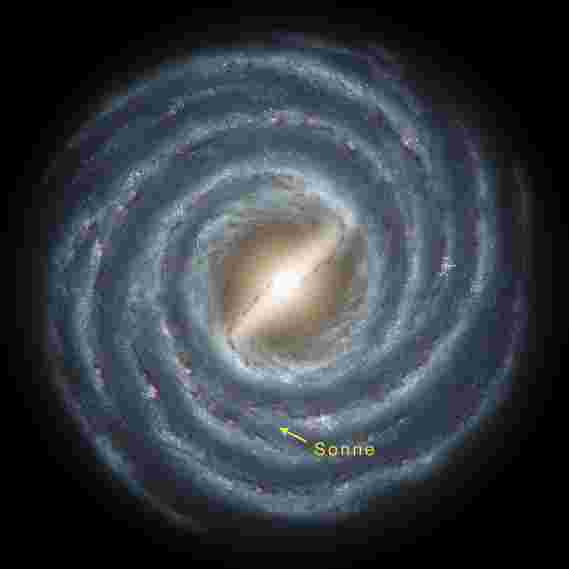 就像一个巨大的螺旋，银河系漂浮在太空中