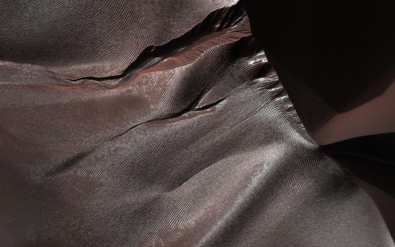 Martian沙丘在马塔拉火山口的壮观的自感景色