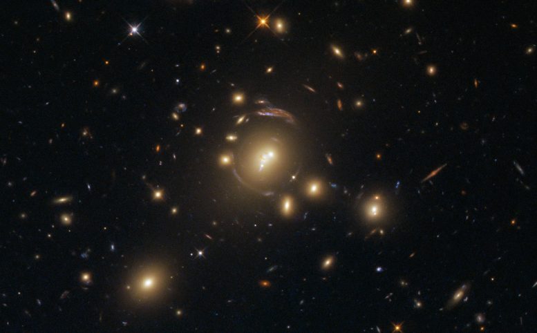 本周的Hubble图像 -  Galaxy Cluster SDSS J1336 0331