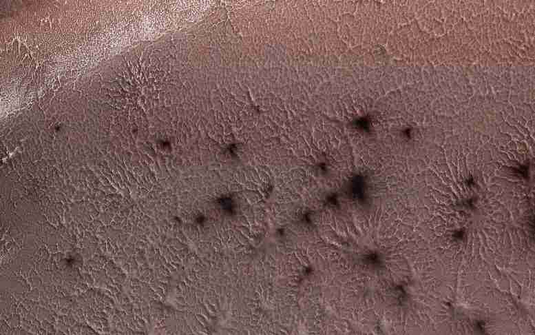 美国国家航空航天局的火星侦察轨道运动员观看火星的“蜘蛛”
