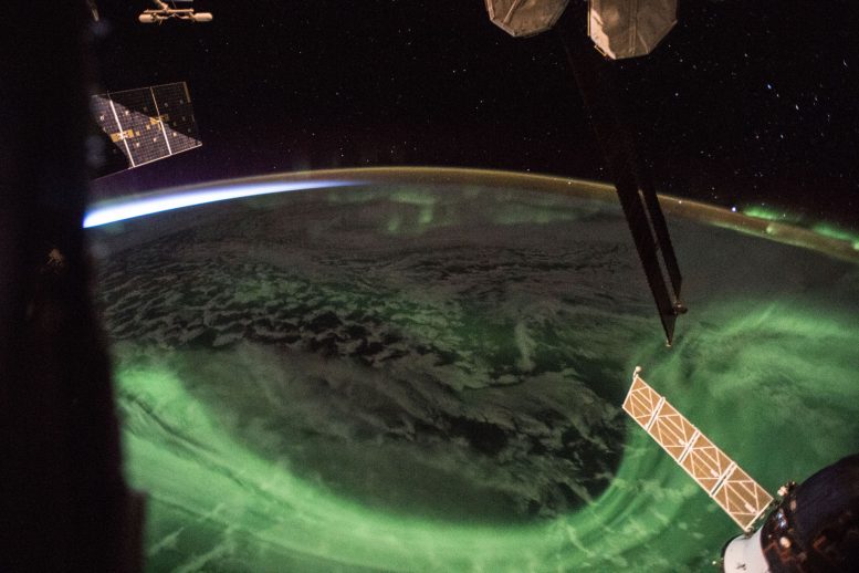 ISS图像在南半球展示了一个极光