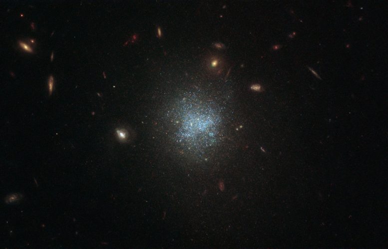 Hubble在海怪星座中瞥见微弱的星系