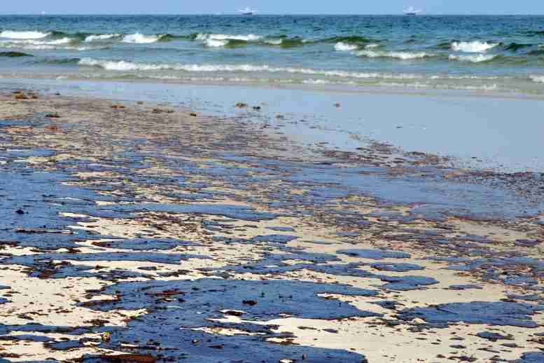 埋藏在墨西哥湾沿岸海滩的深水地平线油可能需要30年的时间到生物降解