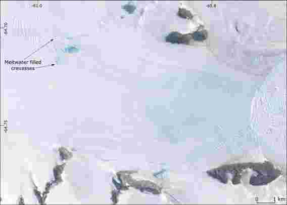 由于表面熔化，南极冰川朝着海洋上滑落得更快