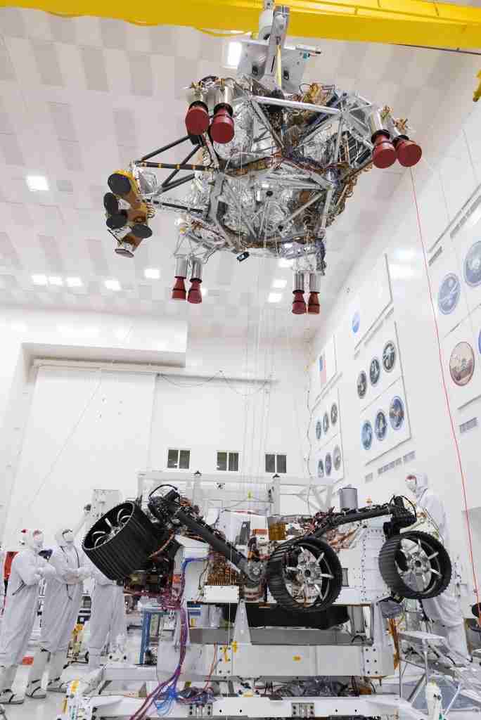 美国宇航局工程师和技术人员测试火星2020流浪者血统阶段分离