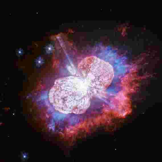 哈勃观看银河最大的正在进行的恒星烟花表演