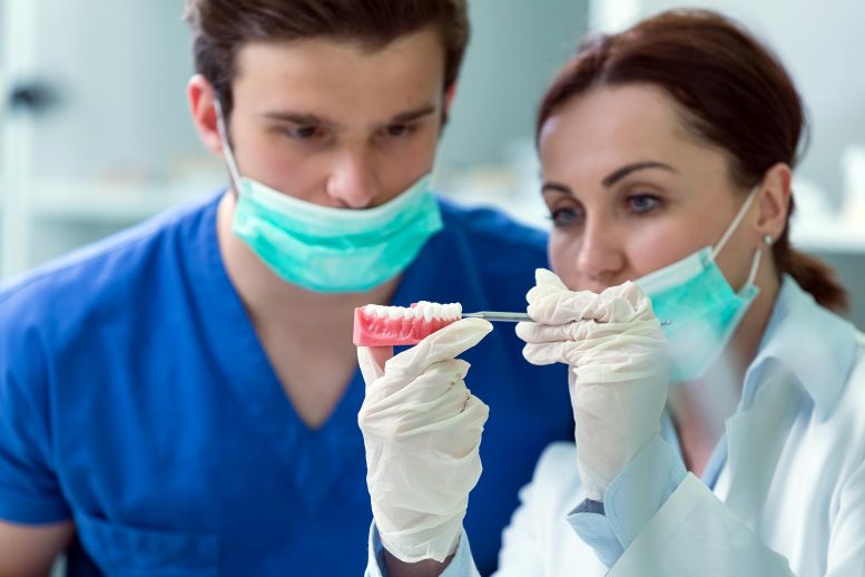 超重成年人有广泛的牙齿​​磨损 - 现在科学家知道为什么