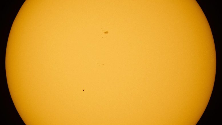 在罕见的运输中观看跨越太阳的水星滑行