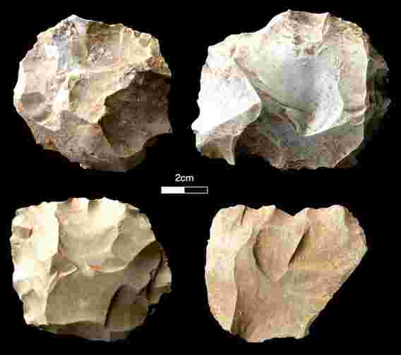 人口幸存下来的火山超级喷发发生在74,000年之前，比圣海伦火山（Mount St. Helen’s）大5,000倍