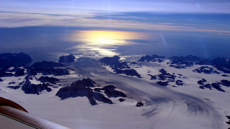 NASA卫星追踪波兰人融化的速度-格陵兰岛在2个月内损失了6000亿吨冰