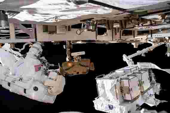 美国宇航局向升级空间站电力系统播放最终的太空行走