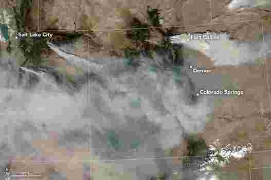 美国西部强烈的热，风和干旱燃料烟熏地狱