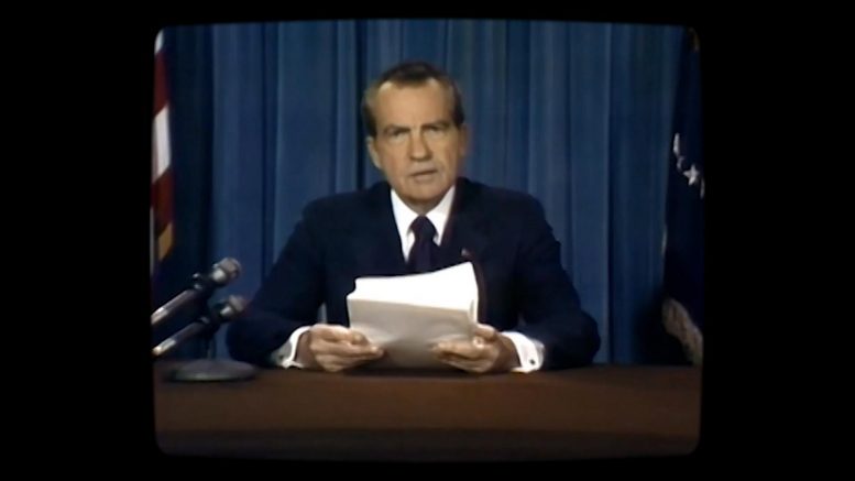“在月亮灾难发生中” - 观看尼克松宣布阿波罗11悲剧的令人不安的麻省理工学院的深蓝视频