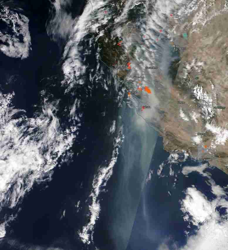 美国宇航局的Terra Satellite在加利福尼亚群体捕捉了激烈的野火场景