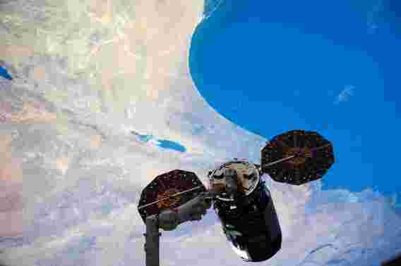 Cygnus Space Freighter停靠在空间站，以提供新的空间厕所，科学实验和用品