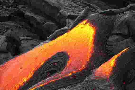 由岩浆“传送带”推动的世界上最长的喷发超级火山