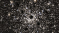 天文学家做出了奇怪的发现：一个小黑洞集中在他们期望有一个大质量黑洞的地方