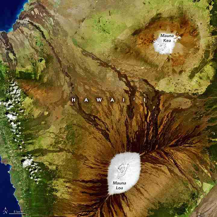 滑雪板的交易冲浪板：风暴留下了夏威夷最高的火山山上的丰富雪