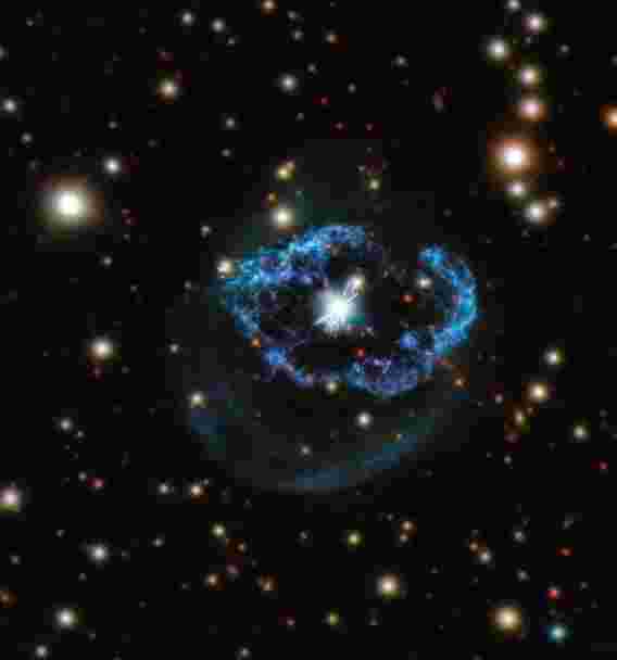 生命的闪光：哈勃望远镜发现了一个不寻常的行星状星云