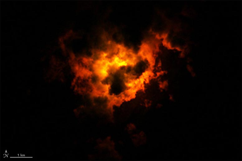美国宇航局卫星在冰岛雷克朗斯半岛上捕捉夜间火山爆发