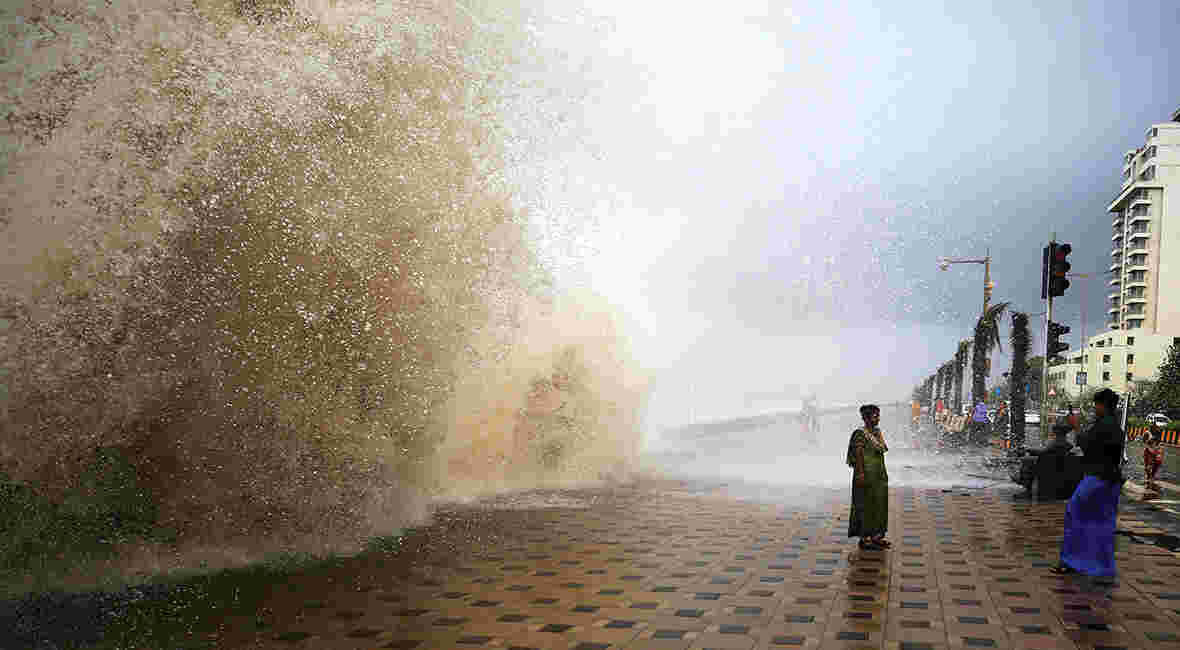 随着水域的上升，沿着孟买脸部灾难等沿海巨型物质