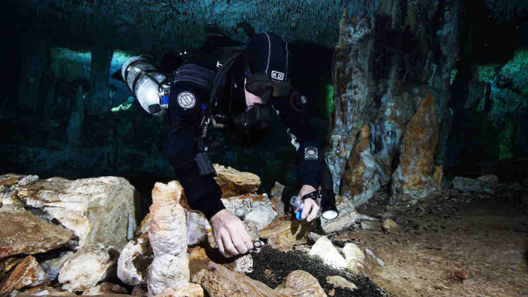 水下洞穴曾经举办过美洲最古老的已知赭石矿山