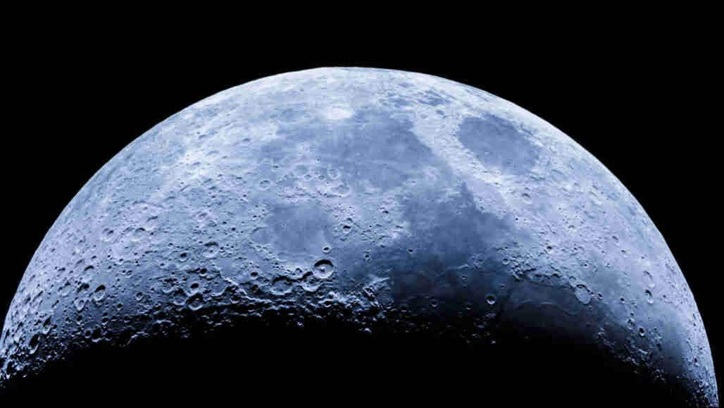 科学家确认，水存在于月亮的阳光下的部分