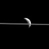 Dione分裂了-Dione似乎被土星的戒指切成两半