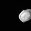 美国宇航局的Cassini SpaceCraft揭示了土星的月亮平底锅的奇怪形状