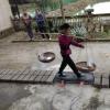 弹性竹竿如何帮助村民搬运难以置信的重物