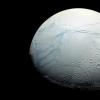 通过Enceladus冰冷表面上的裂缝爆发了水 - 新研究揭示了物理学
