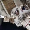 美国国家航空航天局宇航员为太空行走换档以取代空间站电池