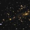 银河集群中的暗物质团块令人惊讶地弯曲