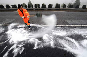 食盐为什么能融雪_食盐融雪系统_食盐能产生氯气吗